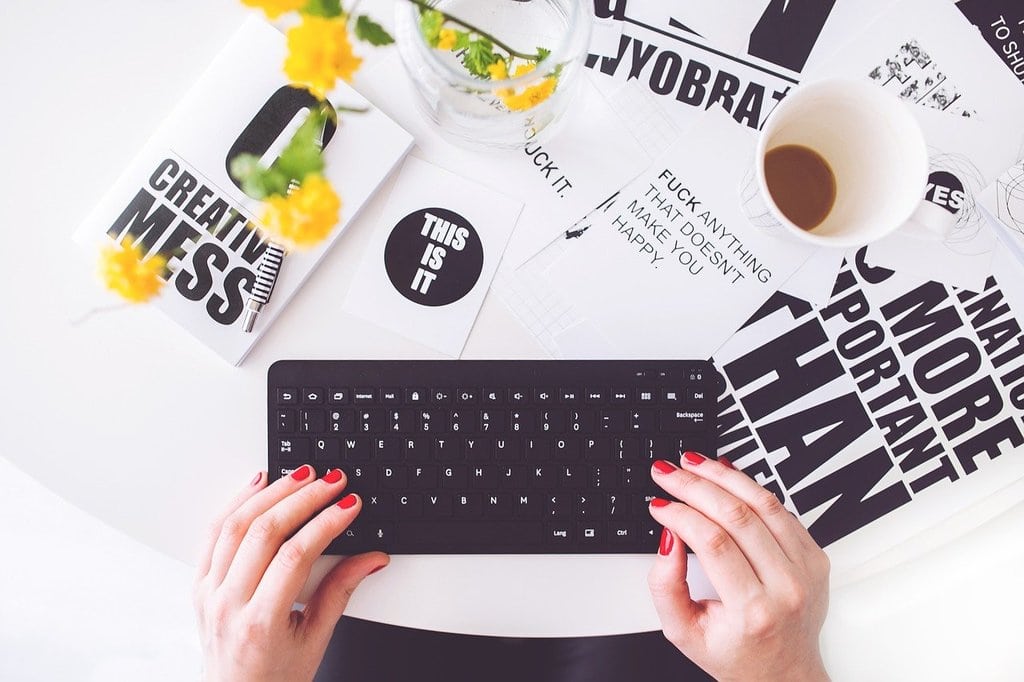 Travailler avec Yiaho+ : l'IA sans publicité qui change tout